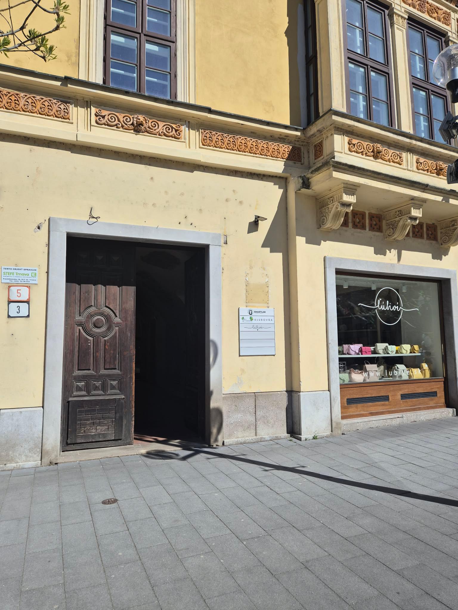 Hlavný vstup z ulice smerom do pasáže